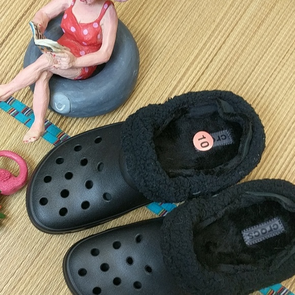 mens black fur crocs